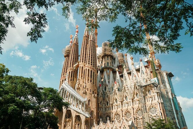 Barcelona: Sagrada Familia, Park Guell & Tapas Private Tour - Key points to know before booking