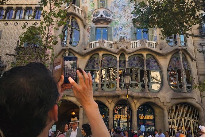 Barcelona: Sagrada Familia, Park Guell & Tapas Private Tour - Tapas lunch on Rambla de Catalunya