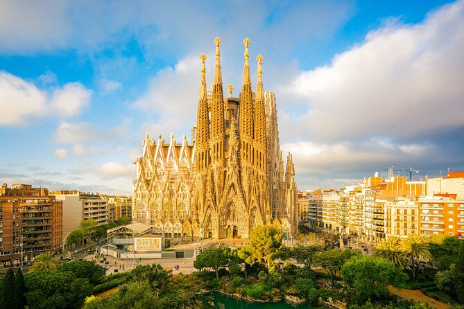 Barcelona: Sagrada Familia Priority Access & Guided Tour - Why a guide helps inside Gaudí’s basilica