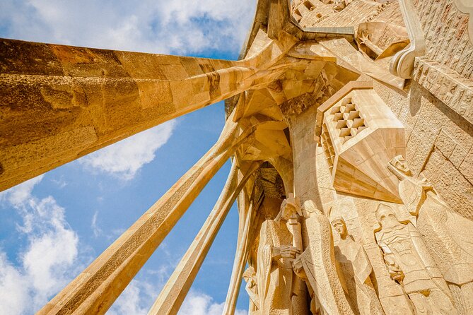 Barcelona: Sagrada Familia Priority Access & Guided Tour - Priority entry and the first look inside