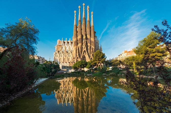 Barcelona Sagrada Familia Priority Access Tour - Guided or unguided: choose based on how you look