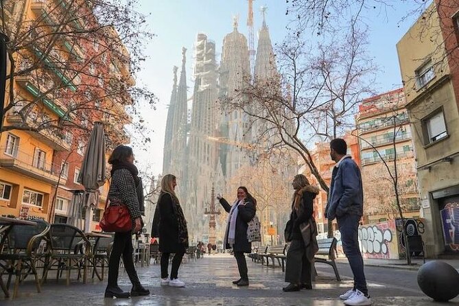 Barcelona: Sagrada Familia Skip The Line Insider Guided Tour - Meeting the group near Plaça de la Sagrada Família
