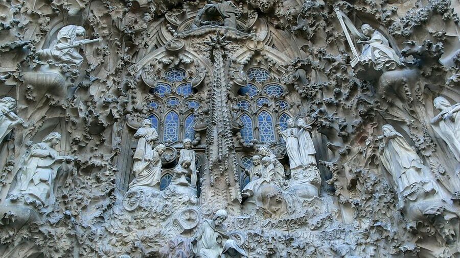 Barcelona: Sagrada Família Skip the Line Tour & Entry Ticket - How the guides shape the experience