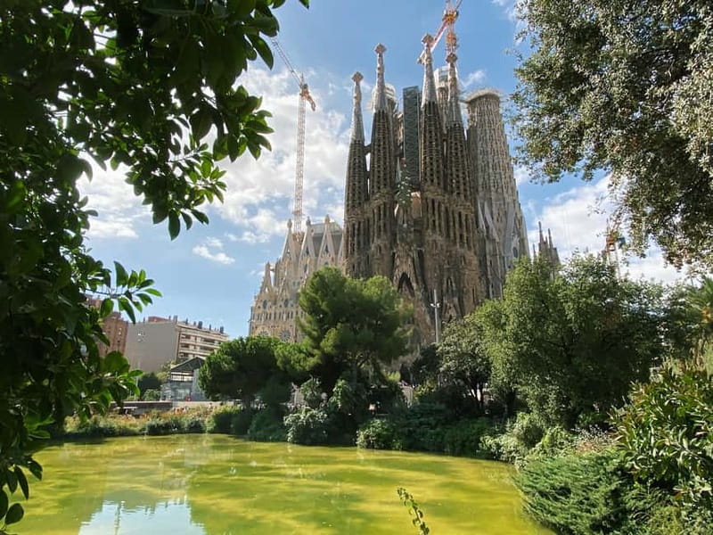 Barcelona: Sagrada Familia Skip-the-line Tour with Guide - Fast-track entry, with a small but important catch