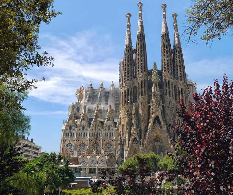 Barcelona: Sagrada Familia Skip-the-line Tour with Guide - Meeting near Avinguda de Gaudí