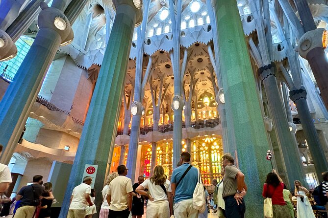 Barcelona: Sagrada Familia Small Group Guided Tour - Skip-the-line entry and the first impression