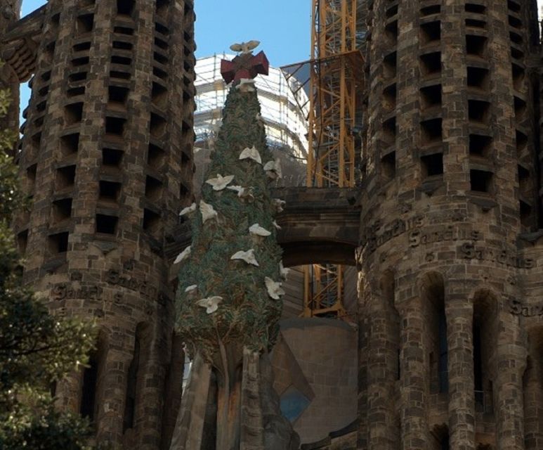 Barcelona: Sagrada Familia Tour of the Facades in German - What the Private Format Means for Your Group