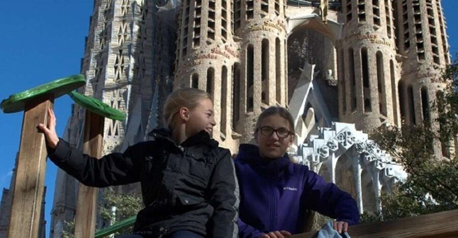 Barcelona: Sagrada Familia Tour of the Facades in German - Price, Timing, and Comfort in Practical Terms