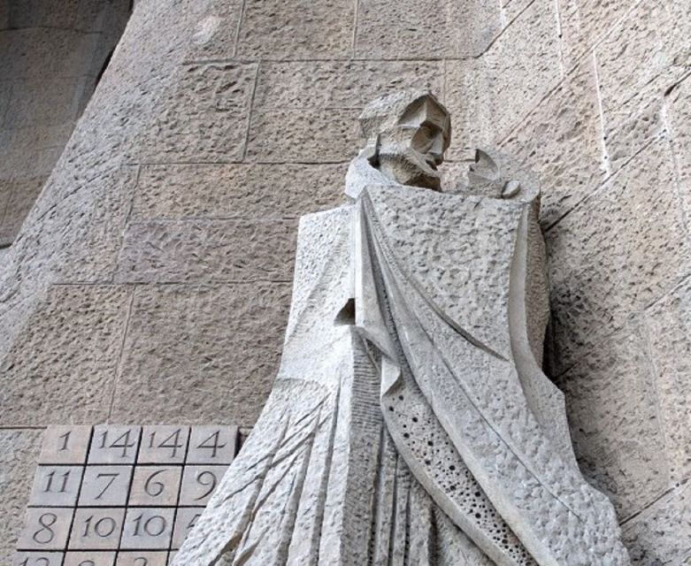 Barcelona: Sagrada Familia Tour of the Facades in German - What This Tour Does Not Include