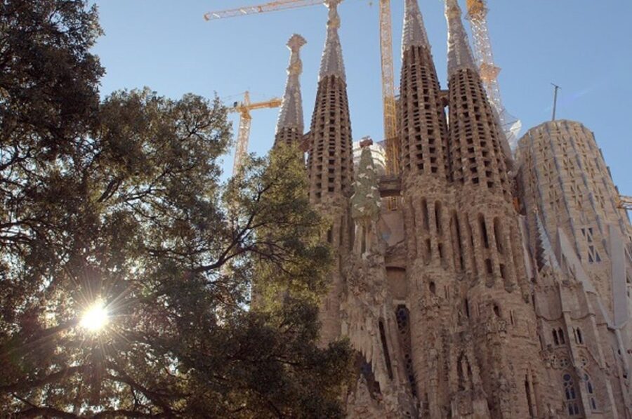 Barcelona: Sagrada Familia Tour of the Facades in German - Who Will Get the Most From It