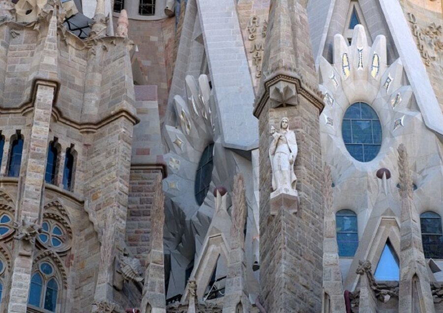 Barcelona: Sagrada Familia Tour of the Facades in German - Reading the Nativity Facade
