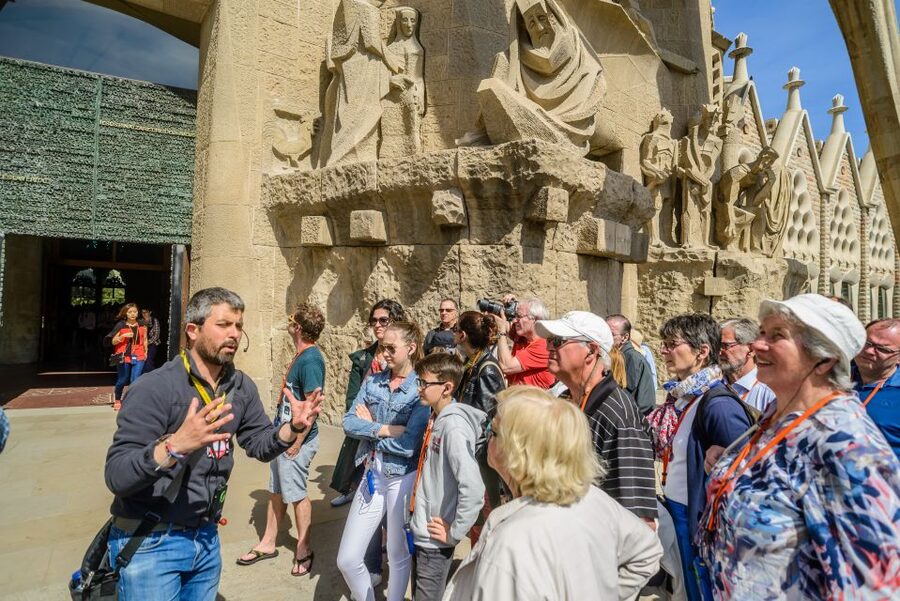 Barcelona: Sagrada Familia Tour & Optional Tower Visit - Timing, meeting point, and what to wear