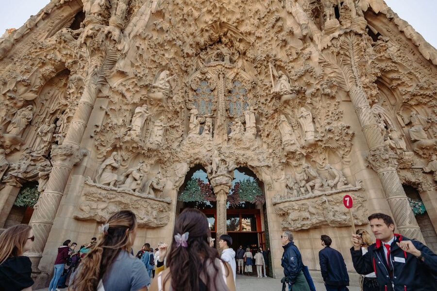 Barcelona: Sagrada Familia Tour w/Skip-the-Line Entry Ticket - Gaudí’s life behind the stone