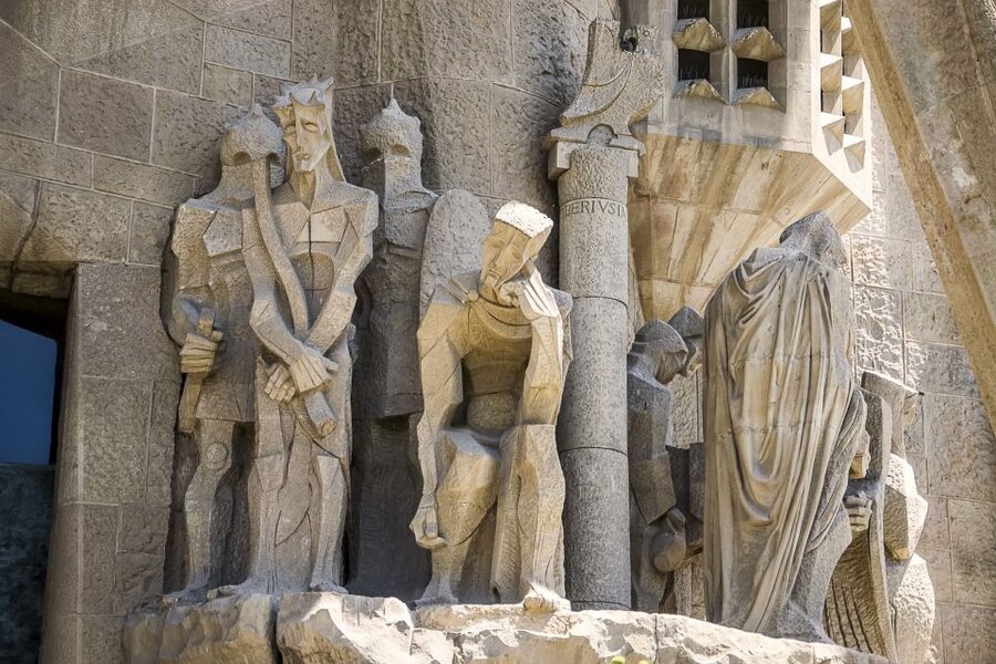 Barcelona: Sagrada Familia Tour with Optional Tower Access - Should you book it?