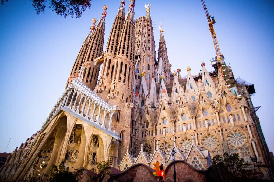 Barcelona Segway Tour: ❤️Gaudi Highlights❤️ - Streets, bike paths, and city views between the monuments