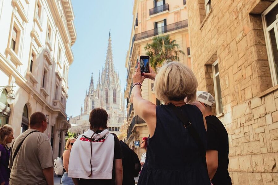 Barcelona: Small Group Gothic, Tapas & Churros Tour! - Churros, bakery treats, and a useful break