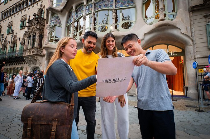 Barcelona Street Escape: Gaudi and the Hidden Treasure - How the book, map, tools, and box shape the game