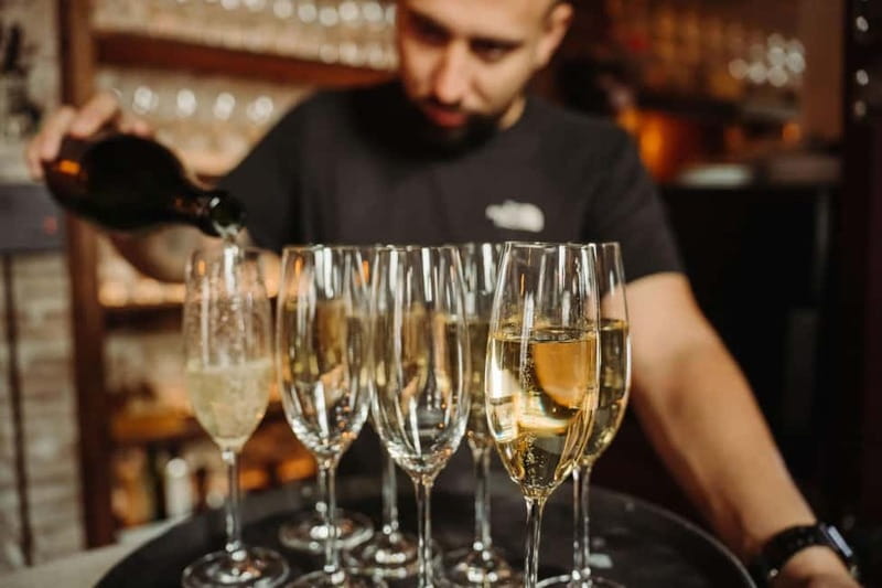 Barcelona: Tapas & Wine Tour in Born & Gothic Quarter - How much food should you expect?