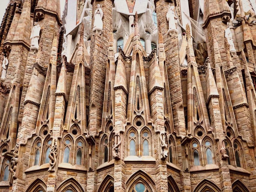 Barcelona: The Genuis of Gaudi & Modernist Architects Tour - Casa Lleó Morera and the value of comparison