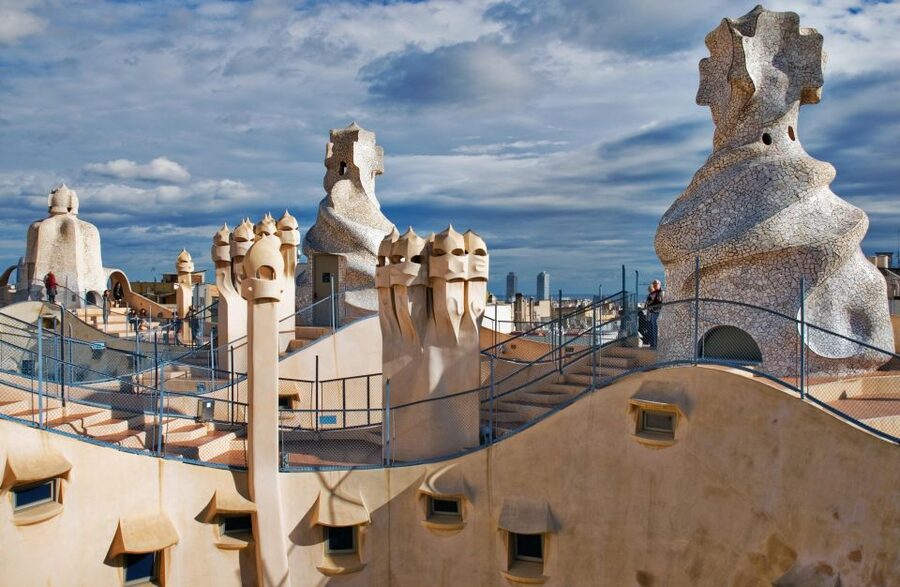 Barcelona: The Genuis of Gaudi & Modernist Architects Tour - The 10-minute metro ride to Casa Milà