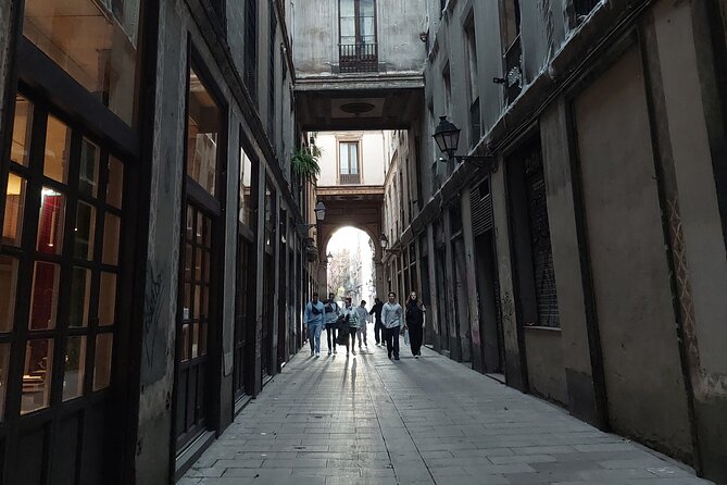 Barcelona Tour And Photoshoot in Gothic Quarter - Medieval power at Plaça del Rei