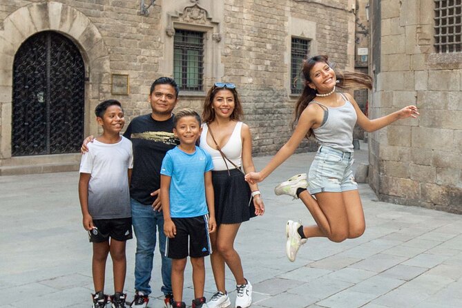 Barcelona Tour And Photoshoot in Gothic Quarter - Ending at Plaça de Sant Jaume