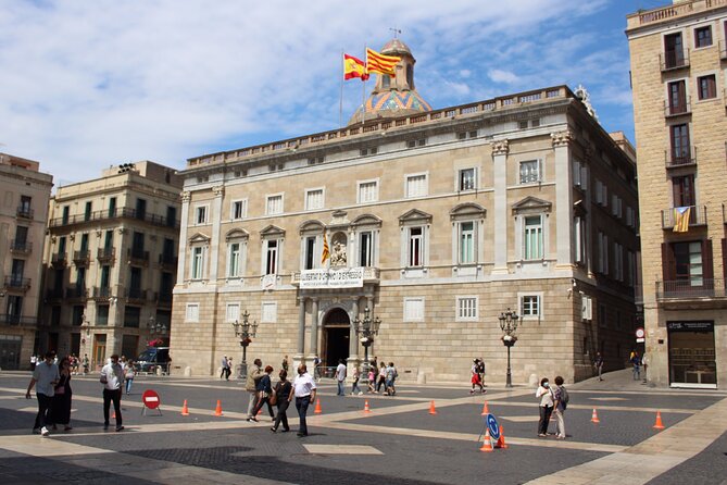 Barcelona walking tour Gothic Quarter and Ramblas+Boat trip - Calle del Bisbe and Plaça Sant Felip Neri