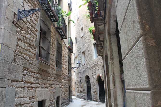 Barcelona walking tour Gothic Quarter and Ramblas+Boat trip - Güell Palace and the Columbus Monument
