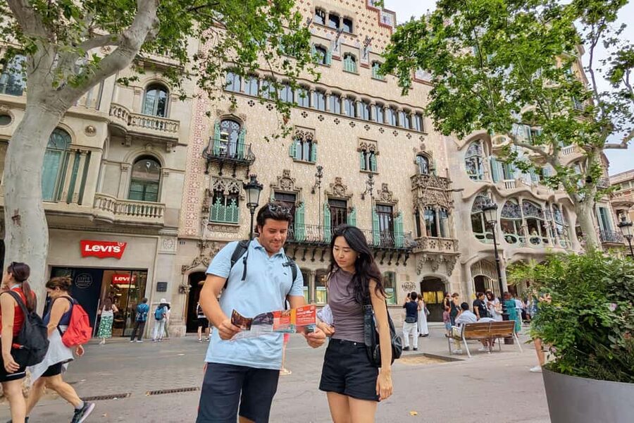 Barcelona Walking Tour: Modernisme & Iconic Architecture - Key points at a glance