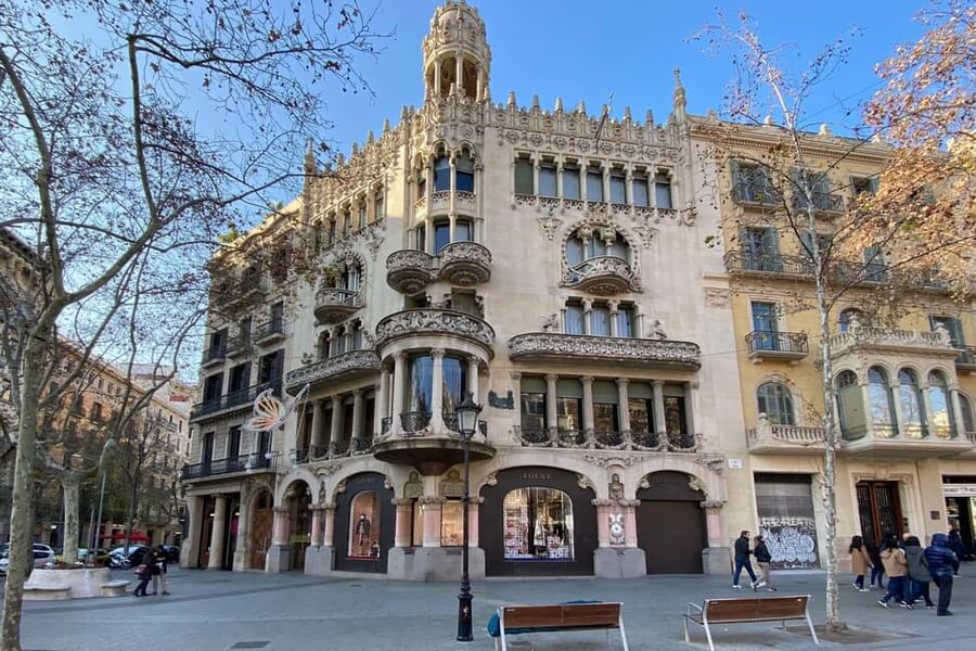 Barcelona Walking Tour: Modernisme & Iconic Architecture - Casa Batlló and the Block of Discord