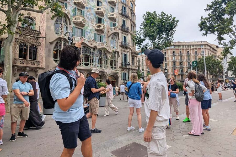 Barcelona Walking Tour: Modernisme & Iconic Architecture - Meeting at Plaça de Catalunya