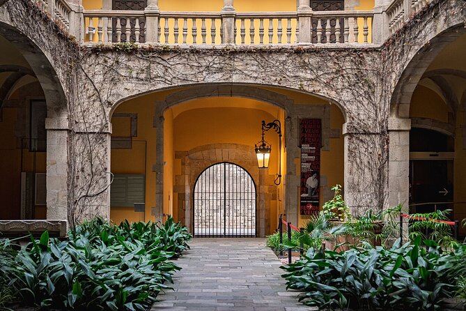 Barcelona Walking Tour: Old Town & Gothic Quarter Secrets - Why the headset matters in a group of 20