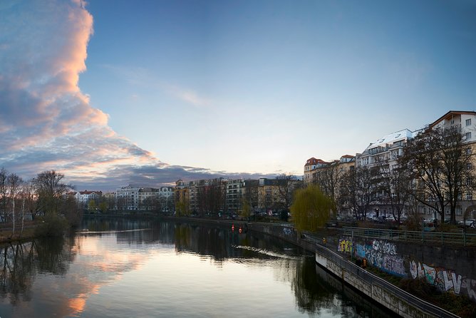 Berlin Architecture/River Spree Full Day Photography Tour - The cafe lunch break