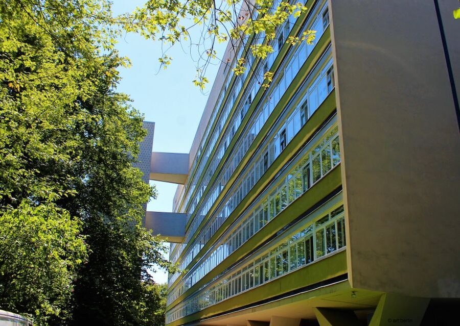 Berlin: Guided Architectural Walking Tour of Hansaviertel - Starting outside the Grips-Theater