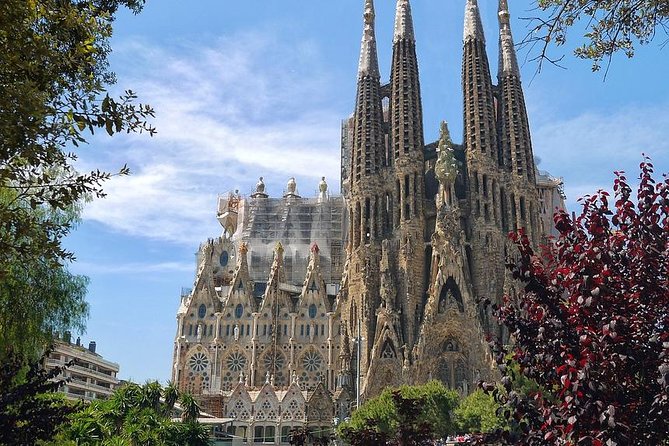 Best Gaudi Private Tour with Sagrada Familia & Park Guell in BCN - Guides make or break the experience