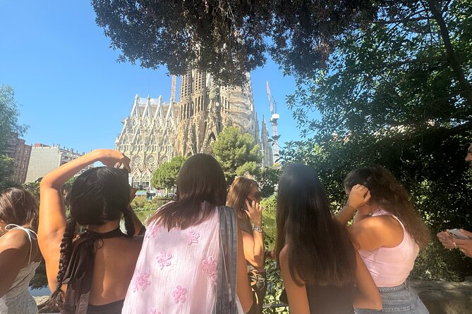 Best of Barcelona: Sagrada Família, Gaudí & Candy Tasting Tour! - Casa Batlló and the modernist rivalry