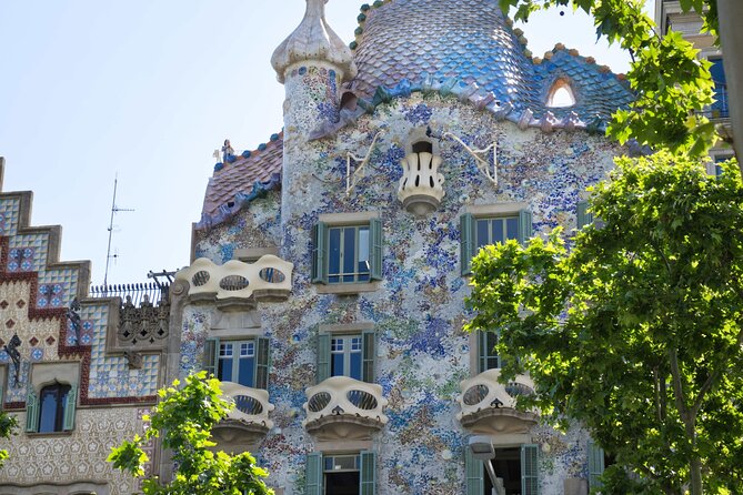 Best of Barcelona: Sagrada Família, Gaudí & Candy Tasting Tour! - How the guides shape the experience