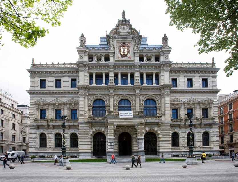 Bilbao: Historical and Architectural Walking Tour - Banks, gardens, and the families of Gran Vía