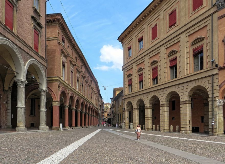 Bologna: Guided Architecture Walking Tour - What the private format is worth