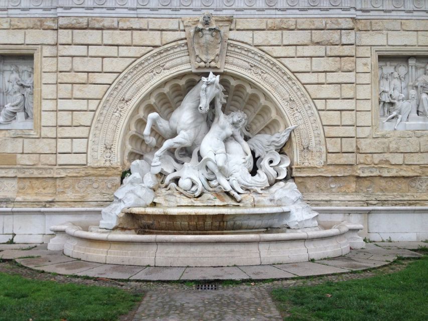 Bologna: Guided Architecture Walking Tour - San Petronio and the broad face of Piazza Maggiore