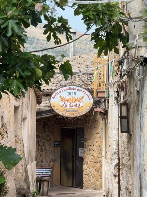 Borgo Parrini Gaudí-style: a walking tour in a colorful art village - Meeting Vincenzo and Maria at the village entrance