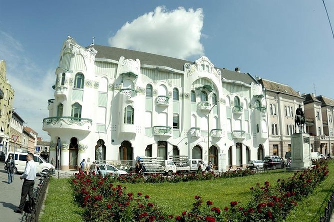 Budapest Art Nouveau Walking Tour - Thonet House and the color of Zsolnay tiles