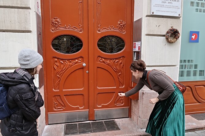 Budapest Art Nouveau Walking Tour - Starting the walk and setting the route