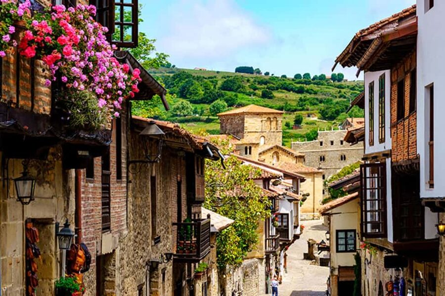 Capricho Gaudí with entrance, Santillana del Mar and Sequoia Forest - Lunch in Comillas: 105 minutes to choose your own meal