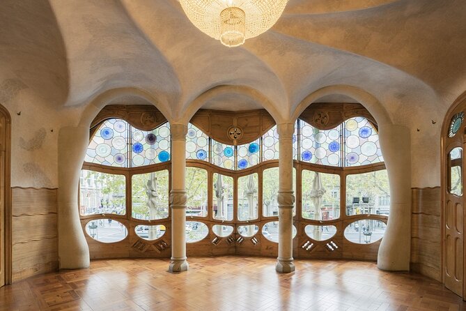 Casa Batllo Fast Track Tour with Optional White Rabbit Museum - Crowds, group size, and the best fit