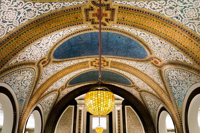 Chicago Architecture and True Crime Tour - Starting inside the Palmer House Hilton