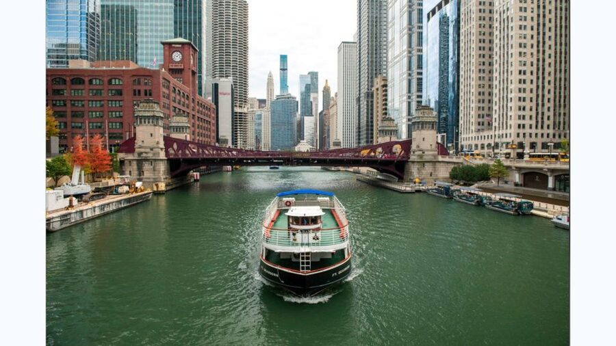 Chicago: Architecture Boat Tour with Drinks - Starting at Ogden Slip on McClurg Court