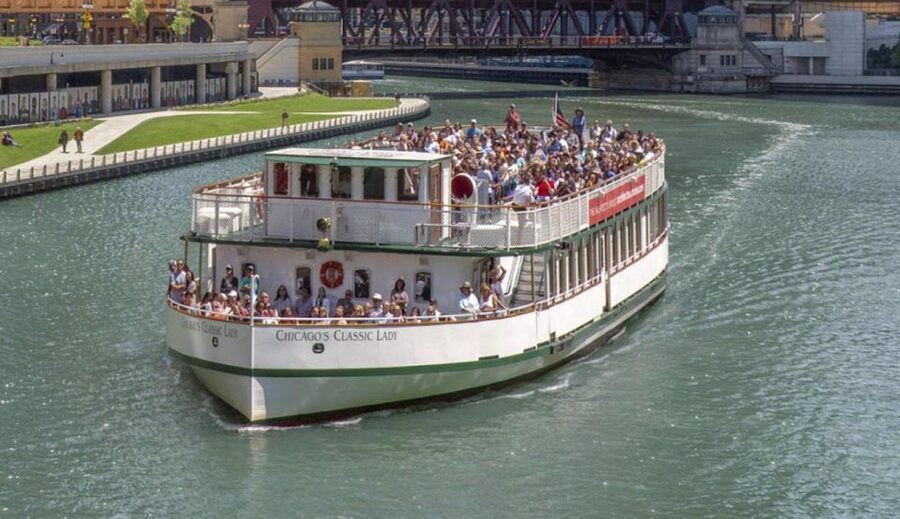 Chicago: Architecture Center Cruise on Chicago's First Lady - Sun, rain, and the open-air seating