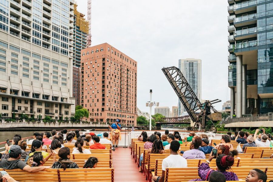 Chicago: Architecture River Cruise Skip-the-Ticket Line - Seating, weather, and the onboard bar