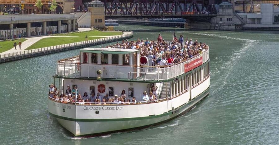Chicago: First Lady River Cruise & Architecture Center Combo - The first stretch reveals Chicago’s architectural canyon